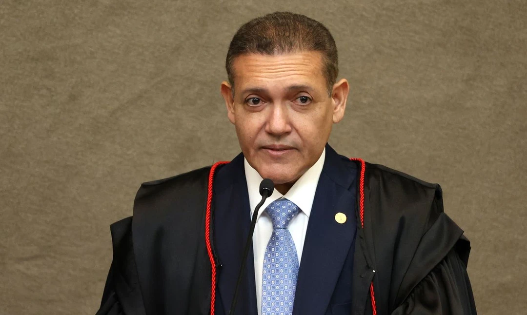 Presidente do Tribunal Superior Eleitoral Kassio Nunes Marques assinando ordem de suspensão do jornal do Sindipetro