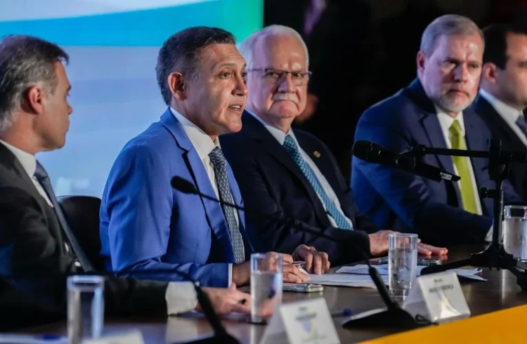 Kassio Nunes Marques, presidente do Tribunal Superior Eleitoral, durante coletiva de imprensa sobre o primeiro turno das eleições brasileiras