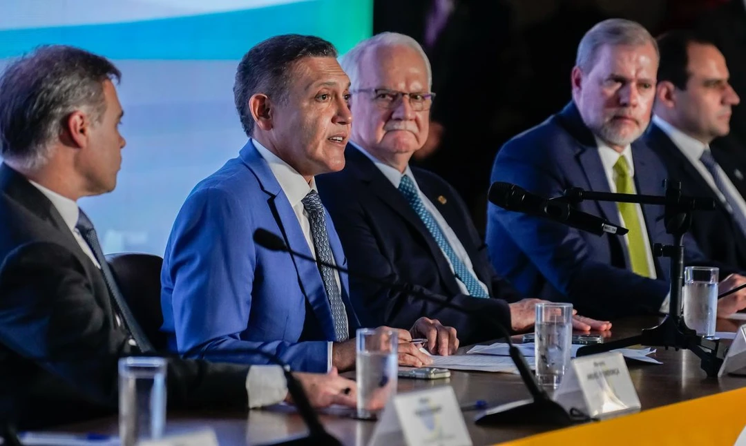 Kassio Nunes Marques, presidente do Tribunal Superior Eleitoral, durante coletiva de imprensa sobre o primeiro turno das eleições brasileiras