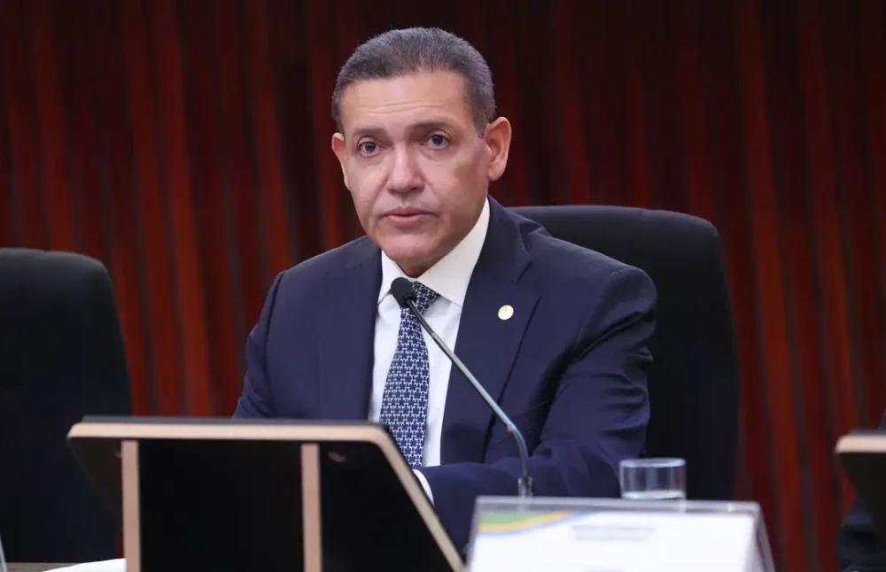 Ministro Kassio Nunes Marques, presidente do TSE, anunciando a suspensão de postagens ilegais contra a campanha de Lula