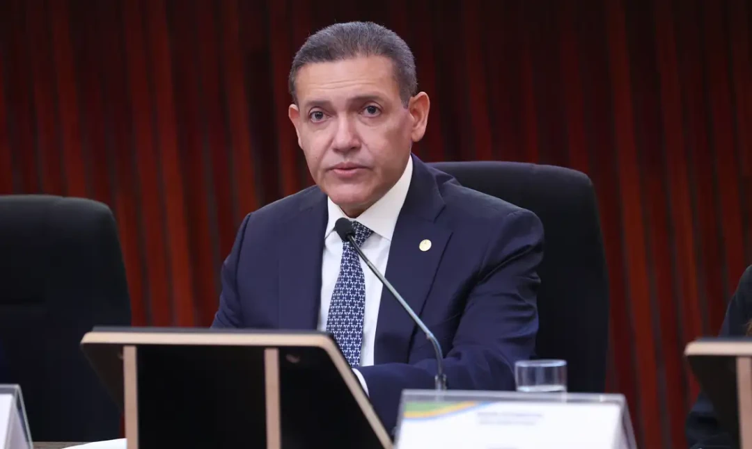 Ministro Kassio Nunes Marques, presidente do TSE, anunciando a suspensão de postagens ilegais contra a campanha de Lula