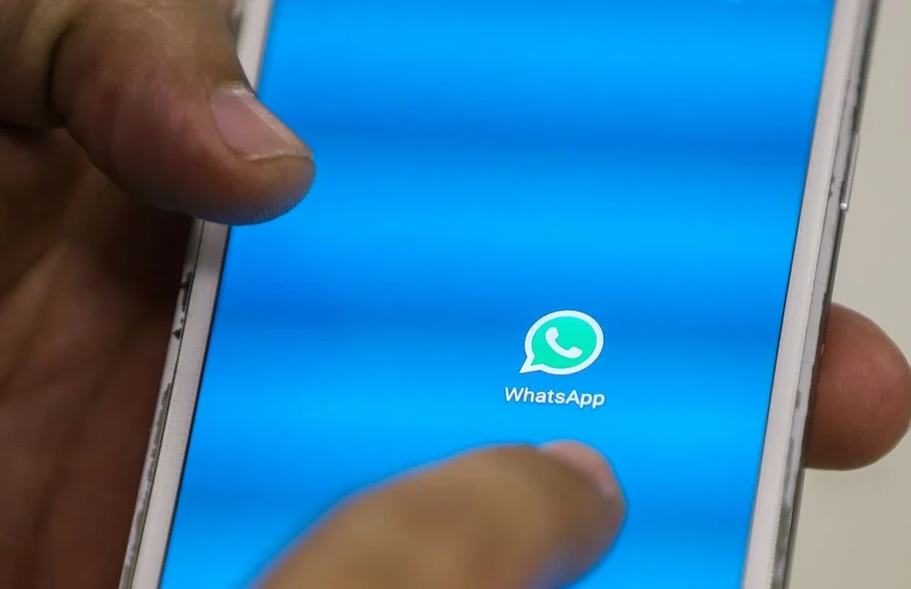 Tela do canal Exército do Lula no WhatsApp exibindo aviso de suspensão