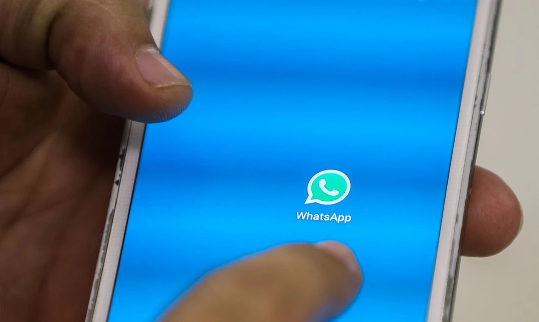 Tela do canal Exército do Lula no WhatsApp exibindo aviso de suspensão