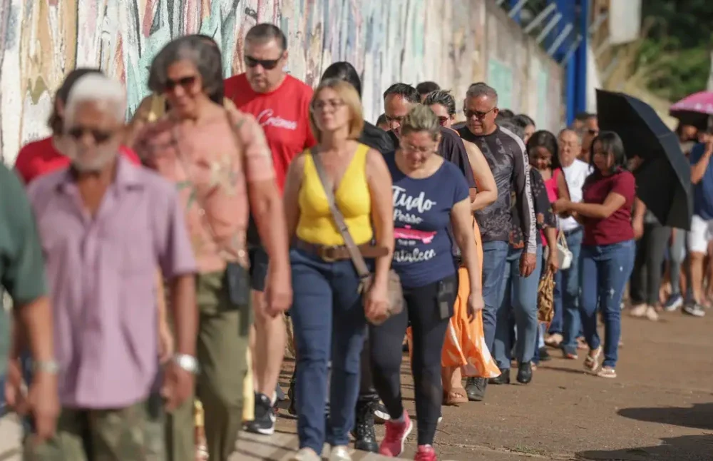 Presidente Lula discursando sobre a prorrogação da votação devido à falta de transporte público