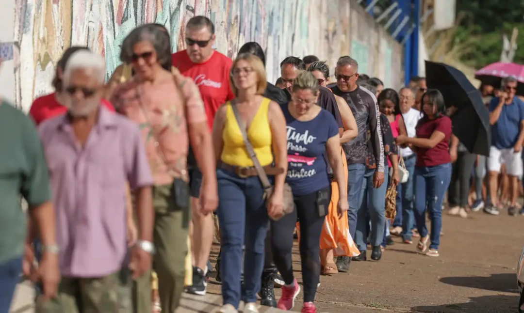 Presidente Lula discursando sobre a prorrogação da votação devido à falta de transporte público