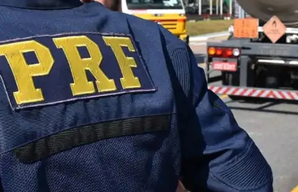 Viatura da Polícia Rodoviária Federal em operação de segurança nas estradas durante a campanha eleitoral