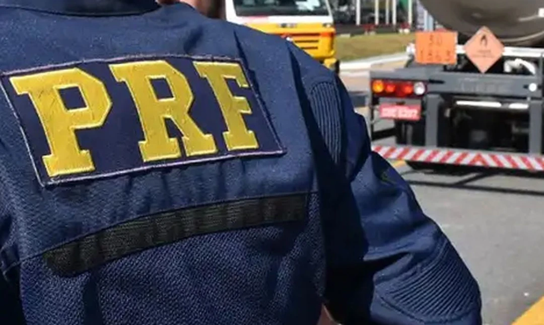 Viatura da Polícia Rodoviária Federal em operação de segurança nas estradas durante a campanha eleitoral