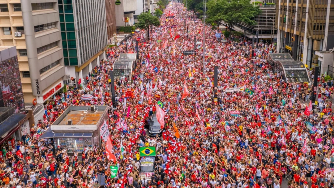 Lula e Haddad caminhando na Avenida Paulista durante a marcha de campanha