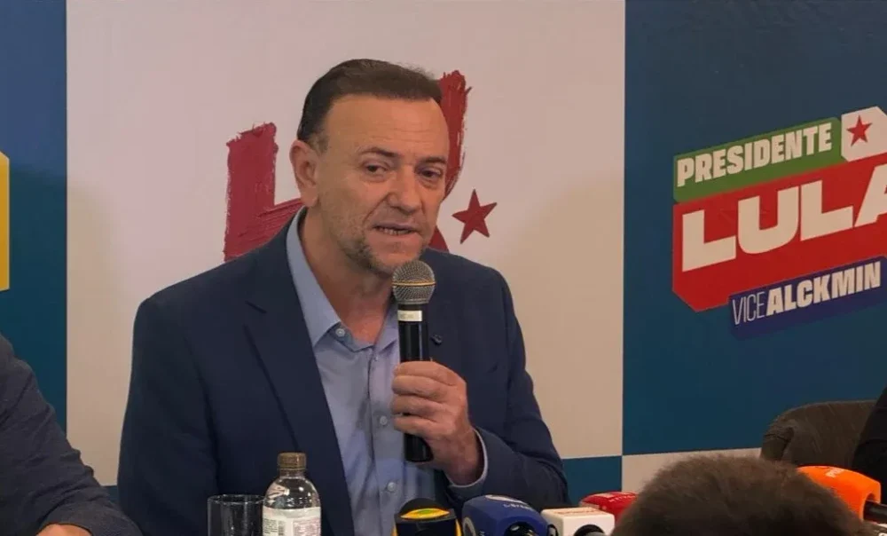 Edinho Silva falando em coletiva de imprensa em São Paulo, anunciando que Lula participará de debates no segundo turno