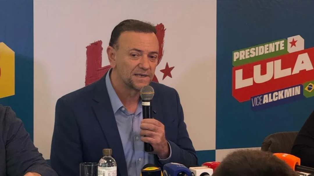 Edinho Silva falando em coletiva de imprensa em São Paulo, anunciando que Lula participará de debates no segundo turno