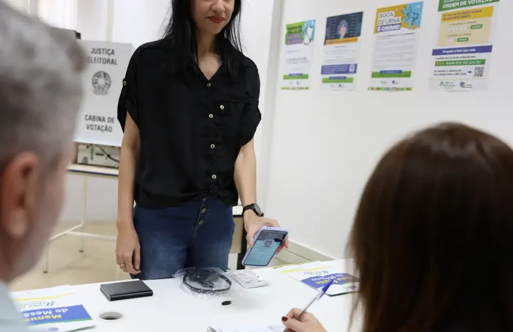 Imagem mostrando documentos oficiais com foto aceitos para votar nas eleições de 2026