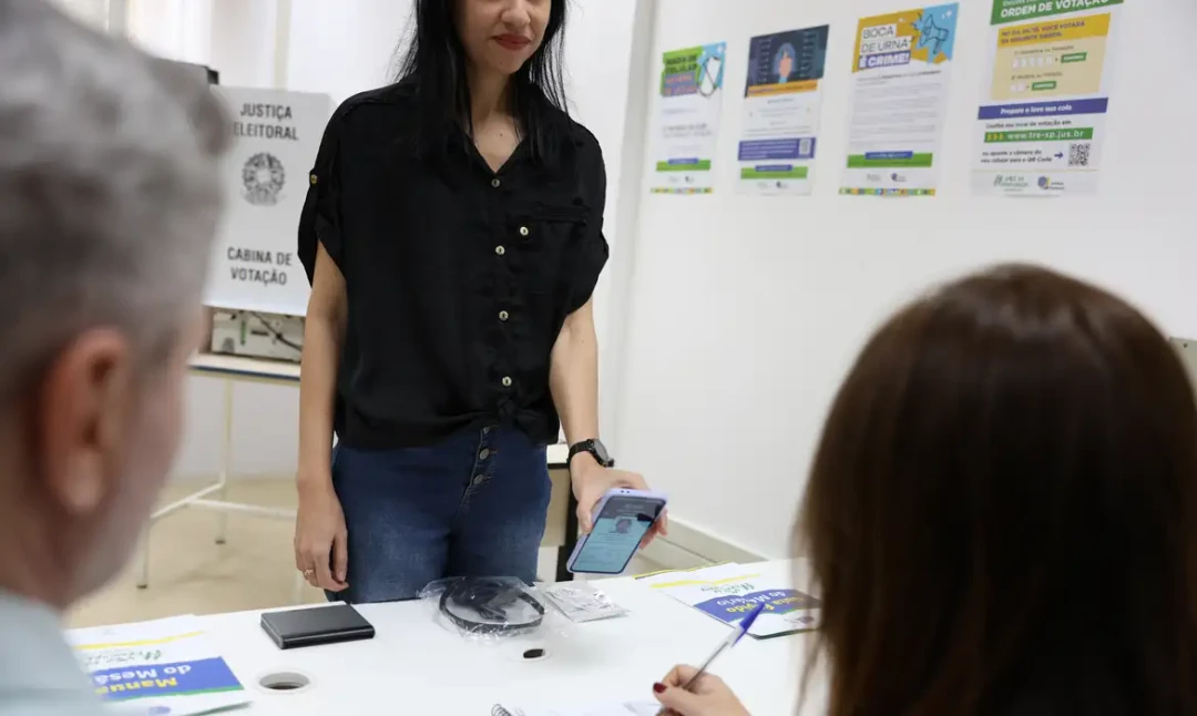 Imagem mostrando documentos oficiais com foto aceitos para votar nas eleições de 2026