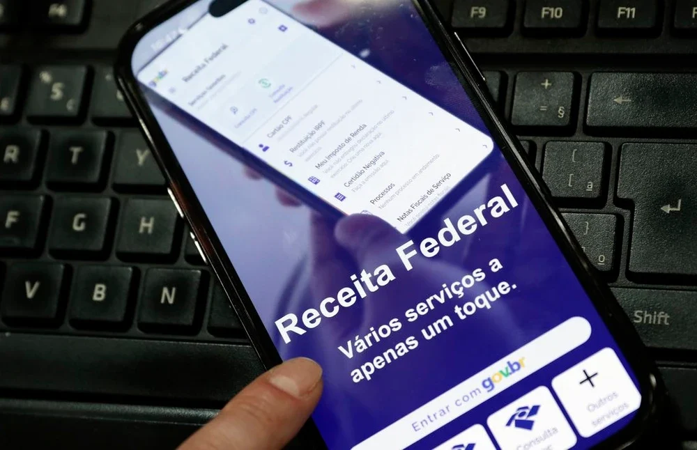 Ilustração que mostra o pagamento de restituição da malha fina do Imposto de Renda pela Receita Federal