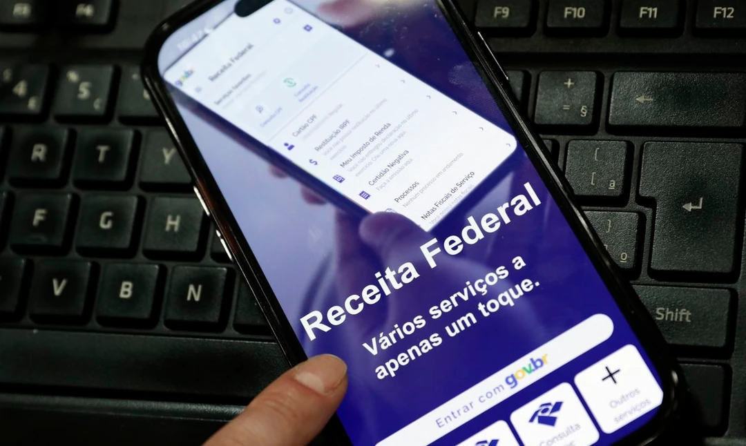 Ilustração que mostra o pagamento de restituição da malha fina do Imposto de Renda pela Receita Federal