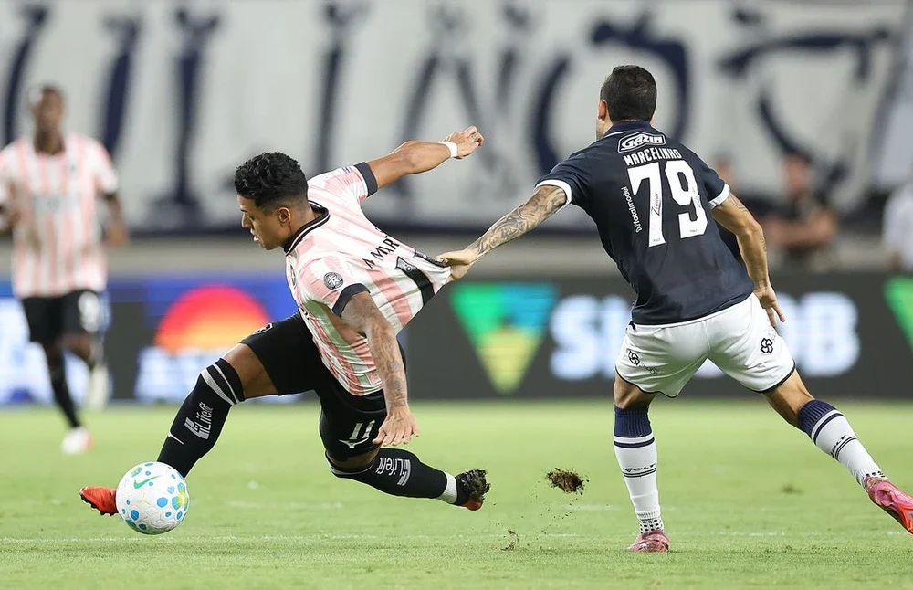 Jogadores do Remo celebram o gol da vitória por 2 a 1 sobre o Botafogo no estádio Mangueirão