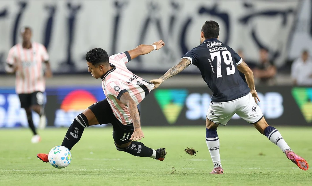 Jogadores do Remo celebram o gol da vitória por 2 a 1 sobre o Botafogo no estádio Mangueirão