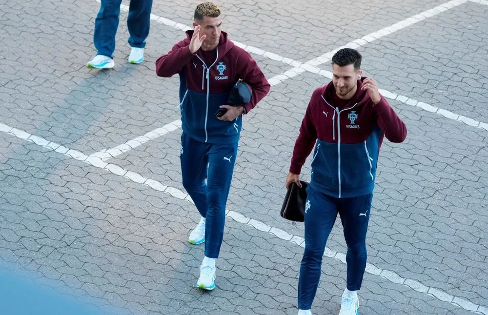 Cristiano Ronaldo saindo da concentração da seleção portuguesa em Copenhague