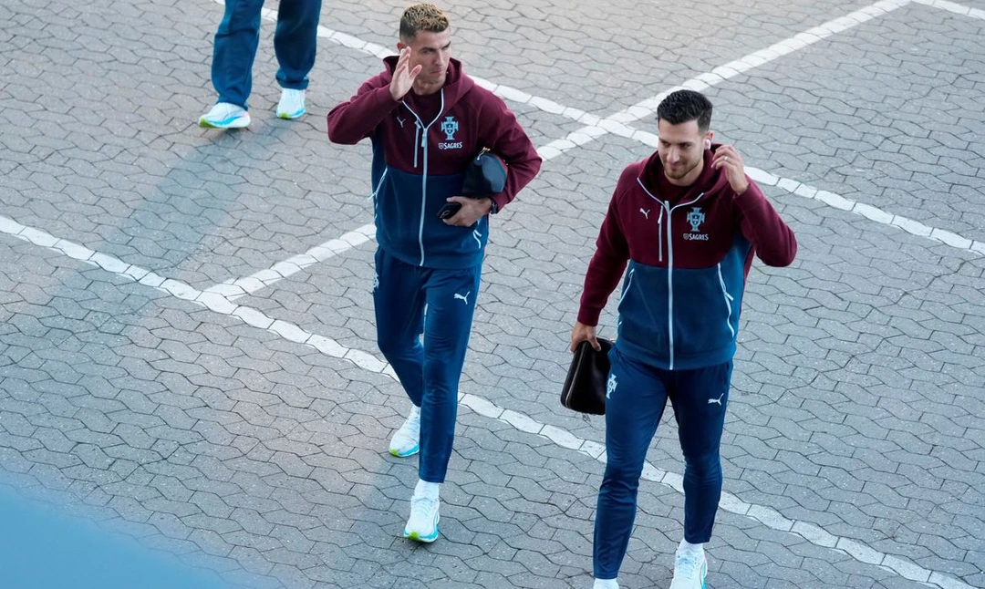 Cristiano Ronaldo saindo da concentração da seleção portuguesa em Copenhague