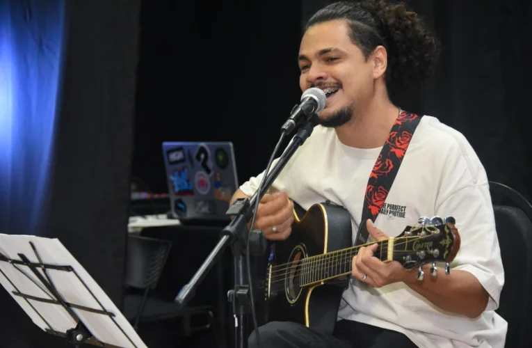 Artistas se apresentam no sarau A Beleza da Liberdade no Auditório da Incubadora de Cultura em Maricá