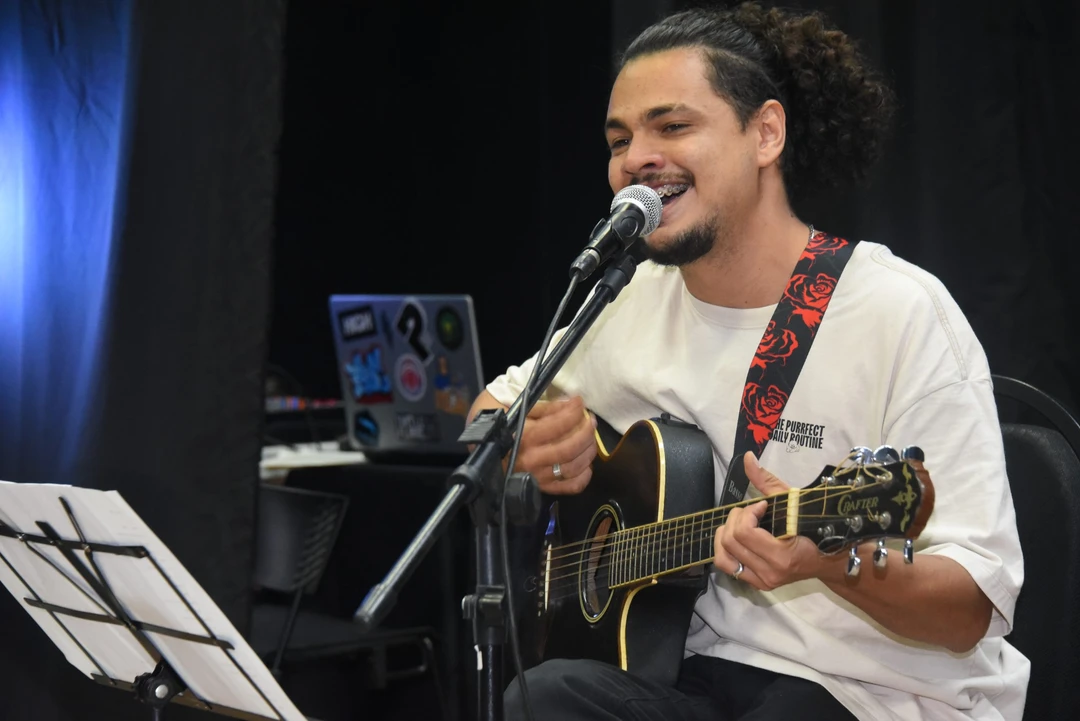 Artistas se apresentam no sarau A Beleza da Liberdade no Auditório da Incubadora de Cultura em Maricá