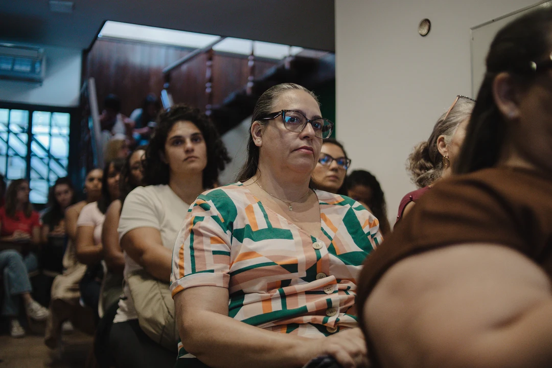 Mulheres participando da oficina de feltro para criar enfeites natalinos na sede da Secretaria de Políticas e Defesa dos Direitos das Mulheres, em Eldorado, Maricá