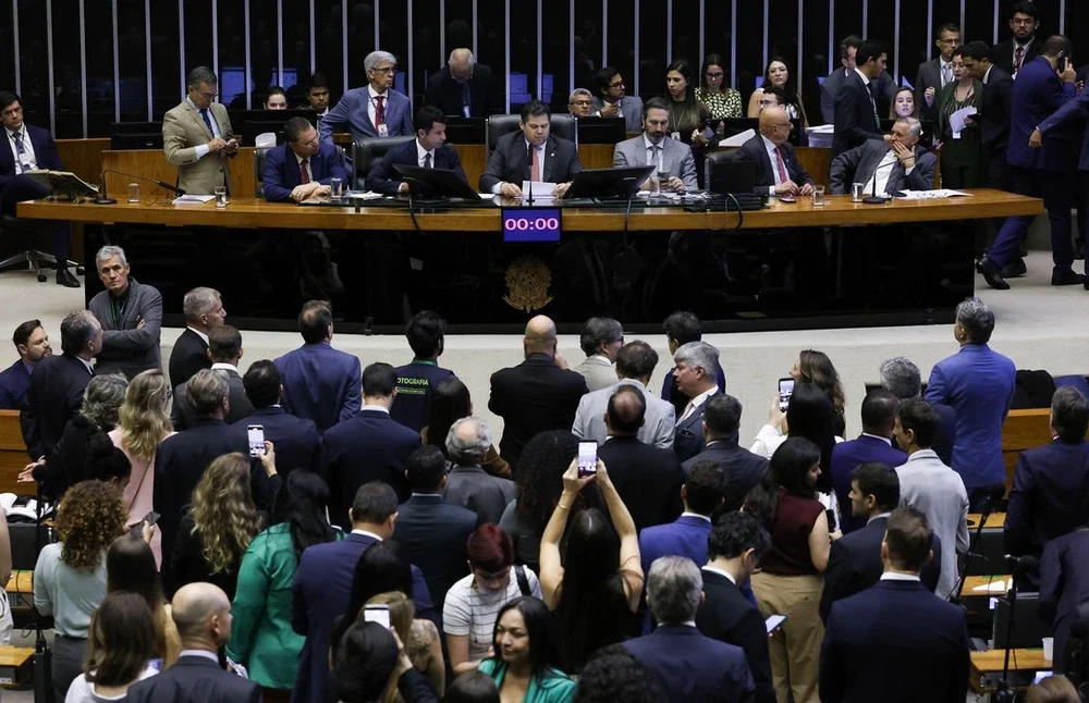 Presidente do Senado Davi Alcolumbre anunciando a data da votação da PEC que elimina a escala 6x1