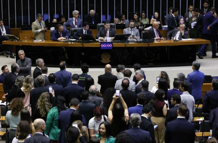 Senador Davi Alcolumbre agenda a votação da PEC que elimina a escala 6×1 para quarta-feira