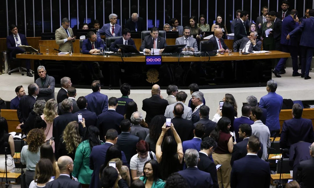 Presidente do Senado Davi Alcolumbre anunciando a data da votação da PEC que elimina a escala 6x1