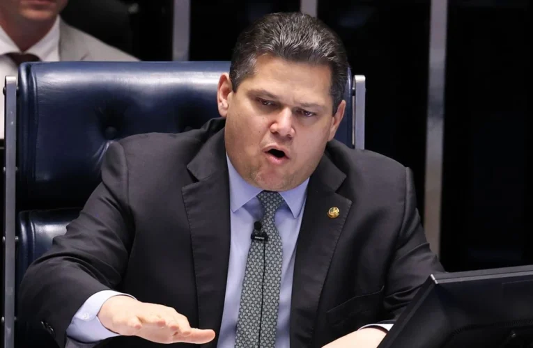 Senador Davi Alcolumbre promulga fim da escala 6×1 e anuncia PEC 14 para aposentadoria de agentes de saúde