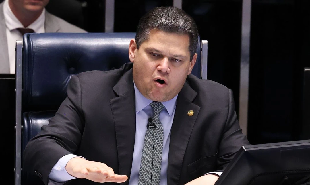 Davi Alcolumbre, presidente do Senado, assinando a promulgação da PEC que elimina a escala 6x1