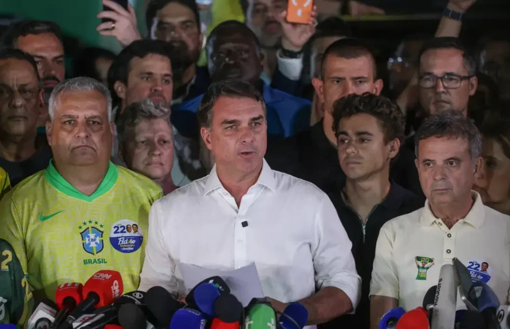 Senador Flávio Bolsonaro discursando diante de aliados em seu QG de campanha em Brasília