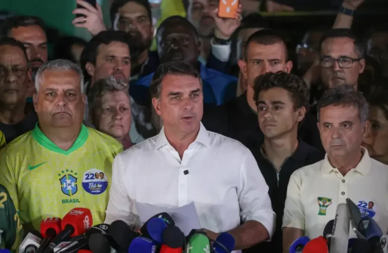 Senador Flávio Bolsonaro questiona vitória de Lula e promete buscar anulação da eleição