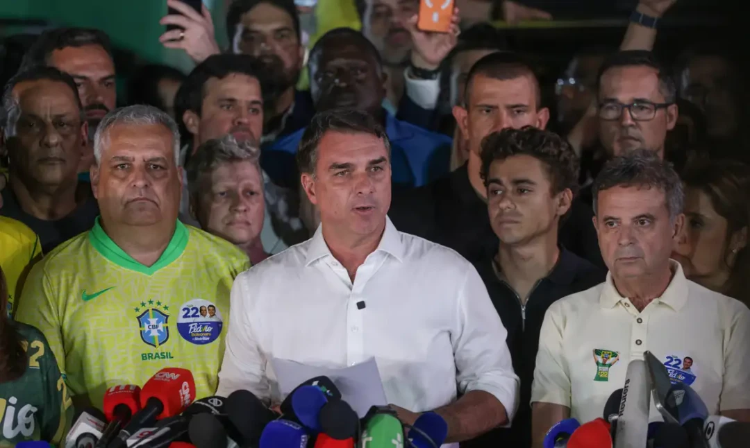 Senador Flávio Bolsonaro discursando diante de aliados em seu QG de campanha em Brasília