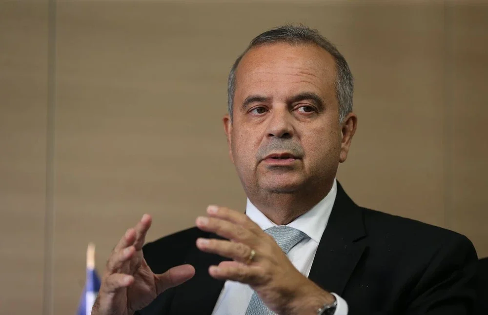 Flávio Bolsonaro acompanhado da esposa e das filhas antes de embarcar para os Estados Unidos