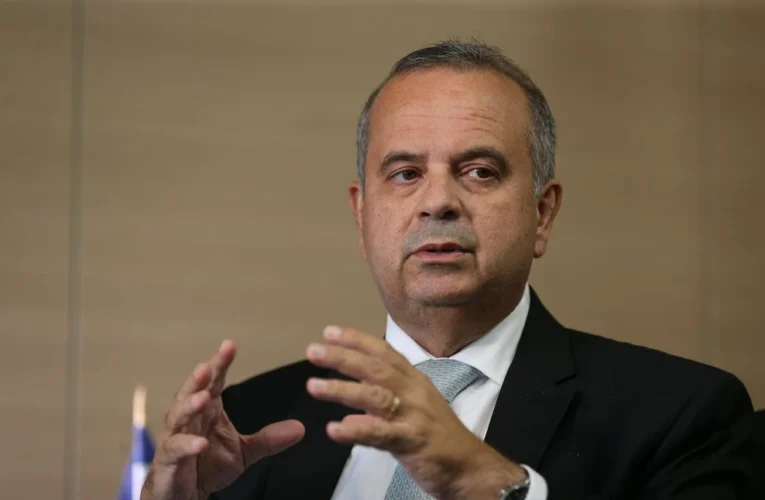 Senador Rogério Marinho declara surpresa ao confirmar fuga de Flávio Bolsonaro para os EUA