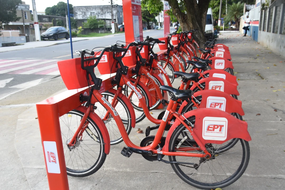 Bicicletas vermelhas da frota pública de Maricá, usadas no programa de mobilidade ativa