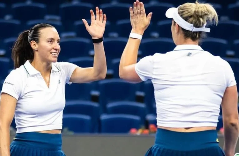 Stefani e Dabrowski superam campeãs olímpicas e garantem vaga nas semifinais em Pequim