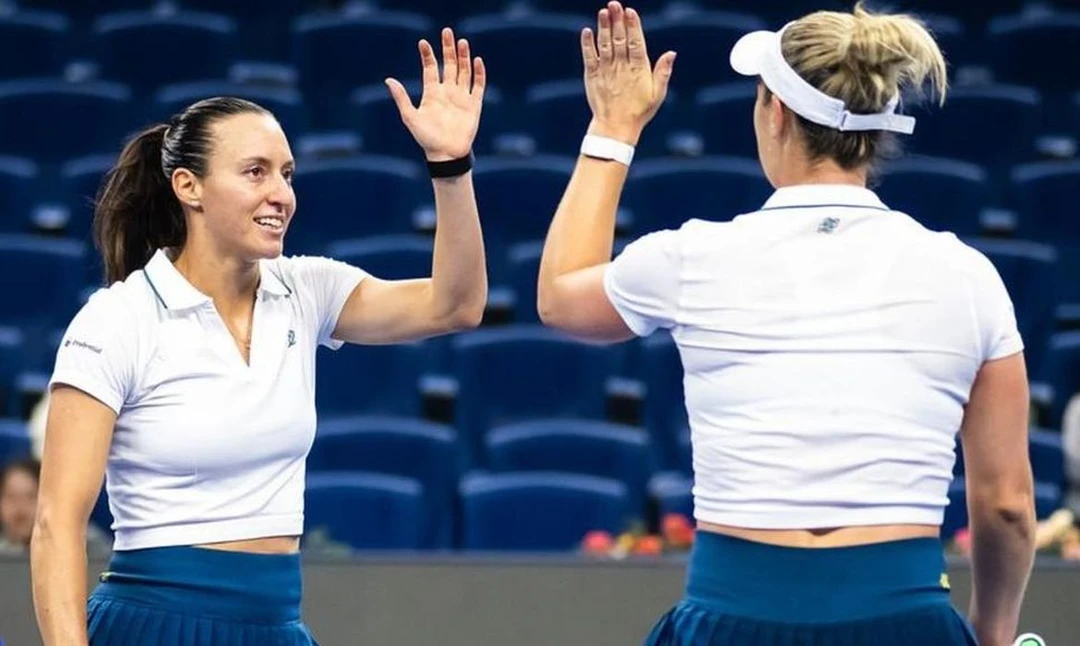 Luisa Stefani e Gabriela Dabrowski celebrando a vitória sobre Sara Errani e Jasmine Paolini nas semifinais do WTA 1000 em Pequim