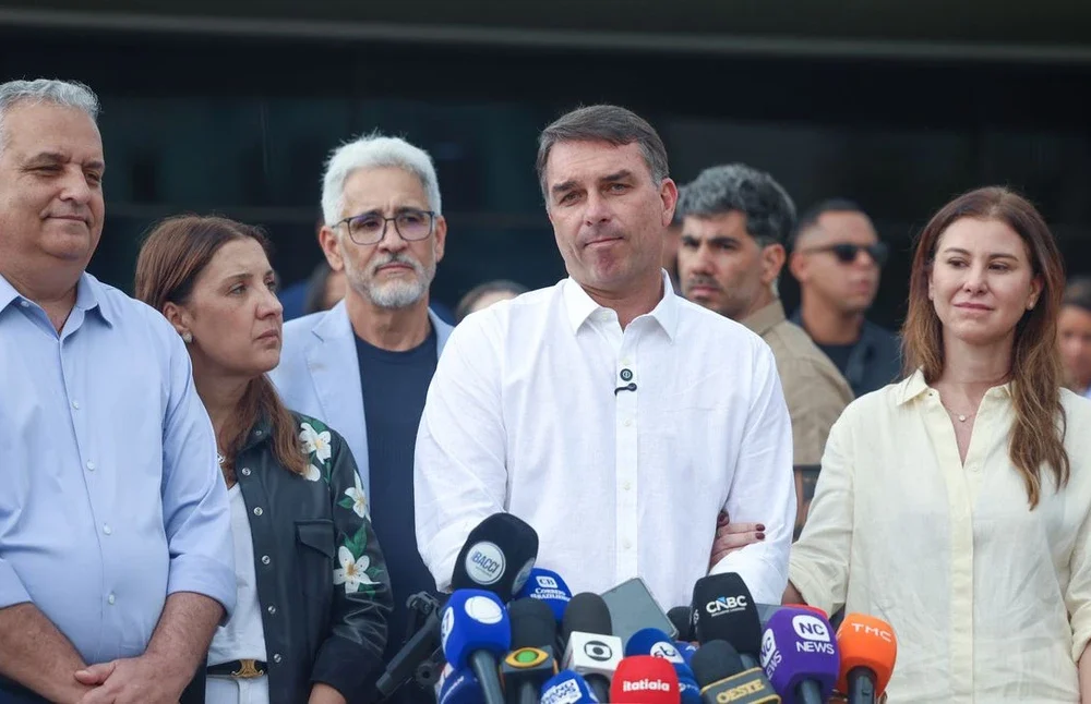 Senador Flávio Bolsonaro aparece em vídeo após o STF negar busca em seus endereços