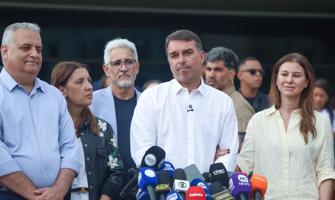 Senador Flávio Bolsonaro aparece em vídeo após o STF negar busca em seus endereços