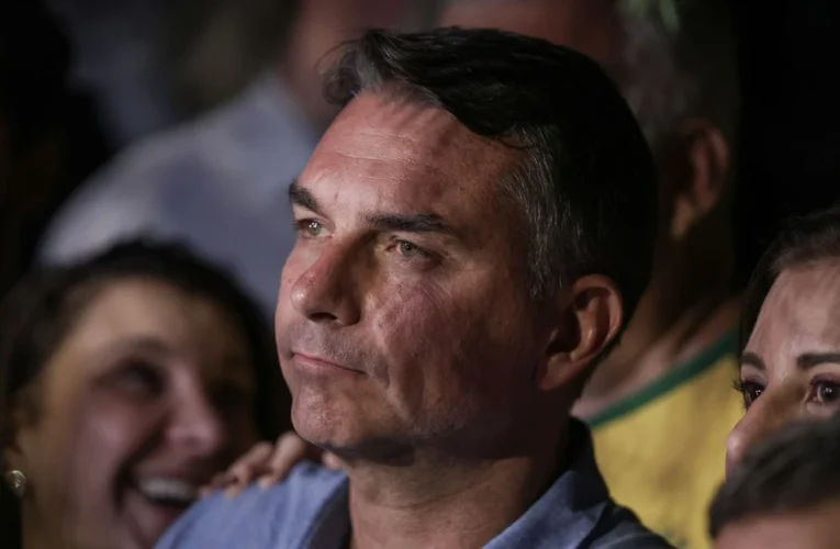 STF multa Flávio Bolsonaro em R$ 5 mil por impulsionar propaganda contra Lula
