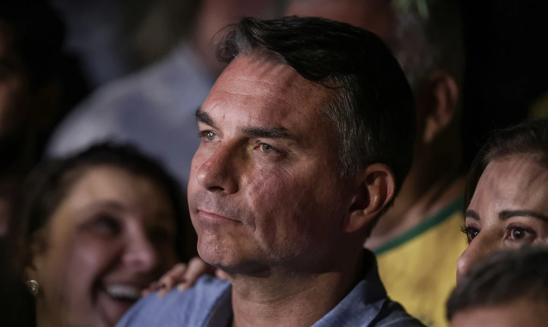 Imagem de Flávio Bolsonaro com identificação de sua candidatura, usada em postagem que criticava Lula