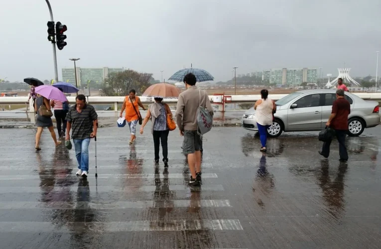 Tempestades e chuvas se espalham por quase todo o Brasil nesta terça-feira