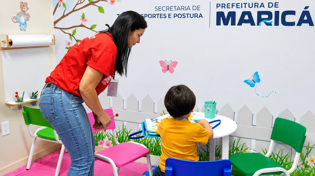 Sala Brincarte no Terminal Rodoviário de Maricá, equipada com brinquedos sensoriais e área de lazer para crianças