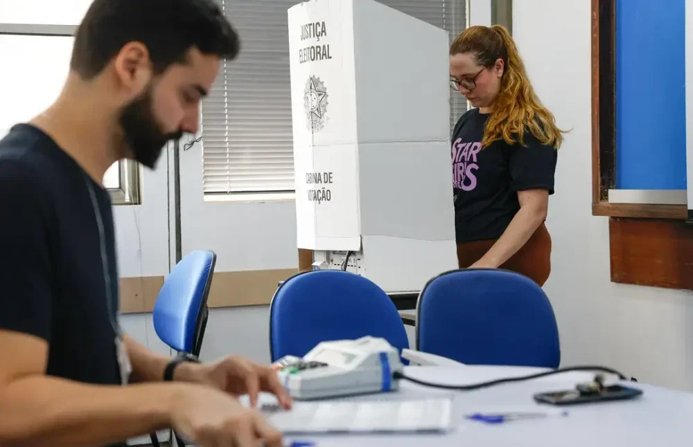 Placa informativa do novo local de votação da Rede de Ensino EEEPV na Rua Irapuá, 243, Penha Circular, Rio de Janeiro
