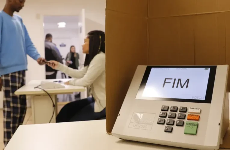 TRE-RJ orienta eleitores a confirmar novo local de votação nas eleições de 2026