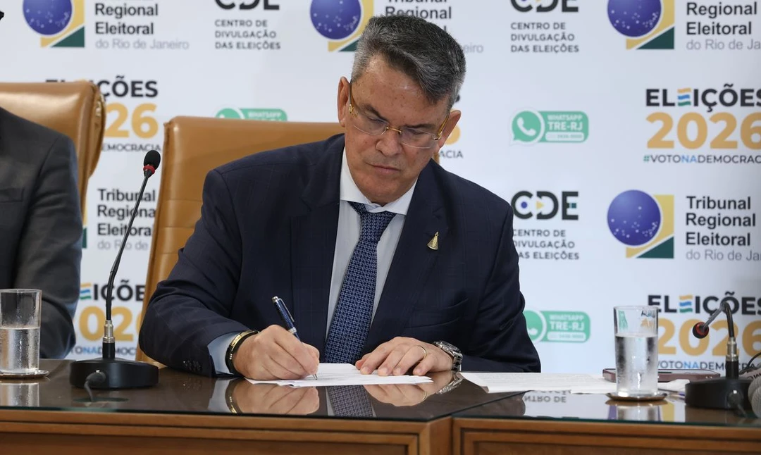 Desembargador Claudio de Mello Tavares presidente do TRE-RJ durante a sessão que decidiu solicitar tropas federais para a segurança das urnas