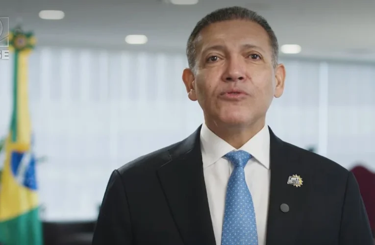 TSE refuta alegação de Flávio Bolsonaro sobre expulsão de fiscais da sala-cofre
