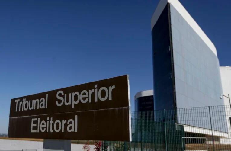 TSE volta a contar votos do segundo turno após interrupção