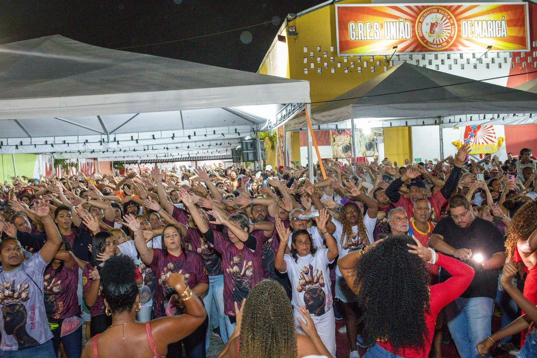 Foto mostra a quadra da União de Maricá com participantes do ensaio de canto durante o evento aberto ao público em 23 de outubro